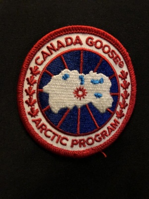 カナダグースのブランドロゴ。同ブランドのダウンにはこのロゴをかたどったワッペンが付いているのが特徴