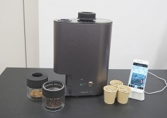 専用の焙煎機は、生豆に適したプロファイルをダウンロードすることで、最適な加熱設定でコーヒーを焙煎する