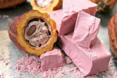 ルビーチョコレートは南米エクアドルやブラジル、西アフリカのコートジボワールなどで栽培された「ルビーカカオ」と呼ばれている豆から作られているという