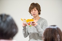 “インテリイケメソ”の千葉司氏による本の朗読。参加者は徐々に泣く態勢にシフトしていっているよう