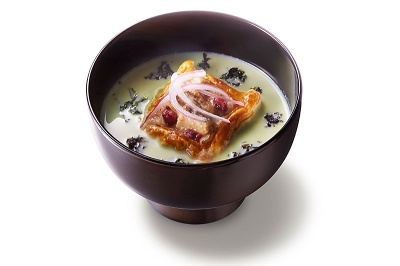 「鱸のパイ焼きとブロッコリーのすり流し」（980円）は、見た目のインパクトの強さで、インスタグラムにアップするお客が多い一品。作るのに非常に最も手間がかかるメニューでもあるという