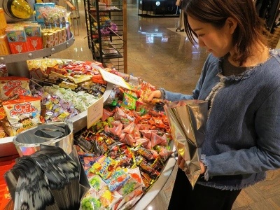 中央にある量り売りコーナーに積まれたお菓子は自由に組み合わせて袋に詰める