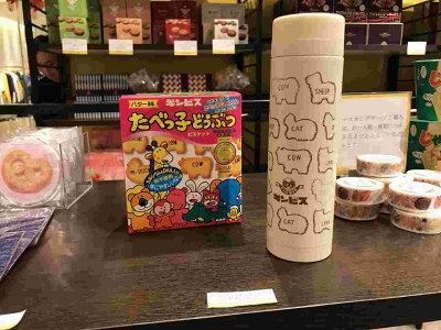 「ギンビス　たべっこどうぶつ」の形をスタンプにデザイン化した「サーモマグ」（3240円）は、イラストレーターで スタンプアーティストAkko氏のデザイン