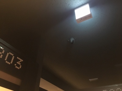 天井には死角ができないように防犯カメラを設置しているが、スマートポッド内は撮らないようにしているという