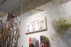 生花の価格は店内均一（一部例外あり）。1束399円、2束750円、3束1000円
