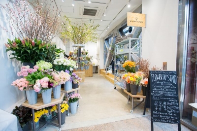 店内は7坪。切り花のほかに枝物も少し置かれている