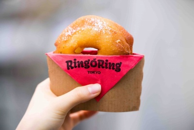 「RingoRing」(税込み350円)。輪切りにして紀州梅入りのフルーツビネガーとはちみつに漬けたりんごに衣をつけて揚げている。表参道ヒルズの裏手にあるカフェ「the AIRSTREAM GARDEN(エアストリームガーデン)」(東京都渋谷区神宮前4-13-8)で販売