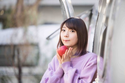 辻愛沙子(つじ あさこ)。1995年、東京都出身の22歳。慶應義塾大学環境情報学部に籍を置く現役大学生ながら、企業向けのブランディングや店頭プロモーションなどを企画するエードット(東京都渋谷区)に勤務するデザイナー/アーティストでもある