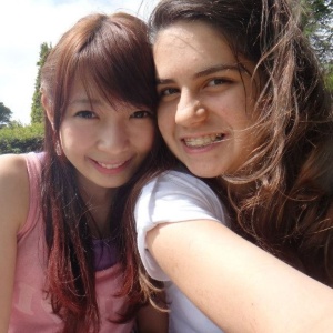 留学時代の辻氏。2009年、スイスの全寮制アメリカンスクール時代の友人と撮影