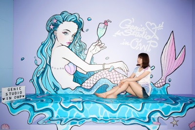 フォトブースの一部でポーズを取る辻氏