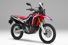 2017年2月に登場したばかりの「ホンダ CRF250ラリー」。オフロードバイクをベースに高速巡航時の快適性を高めるウインドスクリーンや大容量燃料タンクを装備。オンロード、オフロードを問わずに楽しめるこうしたモデルを近年はアドベンチャーバイクと分類している（写真提供：ホンダ）