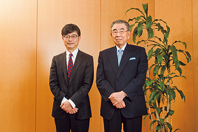 2015年3月、東京都千代田区のセブン＆アイ・ホールディングス本社応接室にてインタビュー。左は聞き手の鹿毛康司氏