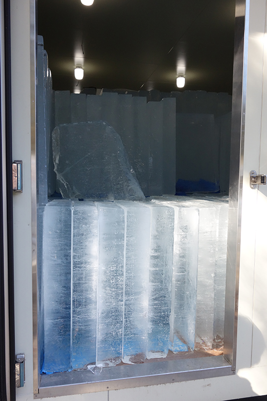 冷凍庫に保管されている天然氷 日経クロストレンド