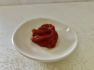 味噌ペーストはトマトの赤みが強く、見た目も味もトマトペーストのよう。味噌の風味はあまり感じられない