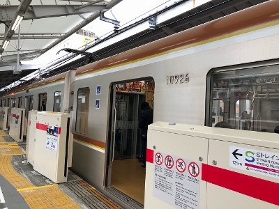タイミング良く、「Fライナー」に乗車。東京メトロ副都心線の車両です