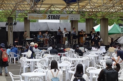 東遊園地では、昼間はジャズのライブで盛り上がった