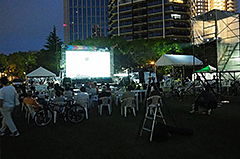 来場者にとって、屋外での映画鑑賞はなかなかできない体験になったはず