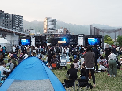 078の会場の一つである「みなとのもり公園」。来場者は、開放的な空間で音楽ライブを楽しんでいた