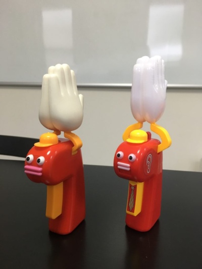バイバイワールドの「パチパチクラッピー」（左）と、中国の工場が作った“もどき”のおもちゃ