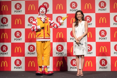 女優の中村アンとマクドナルドのキャラクター「ドナルド」のトークショーも行われた