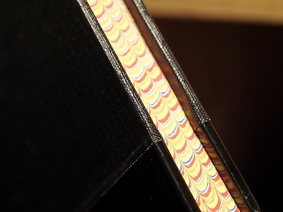 当時の洋式帳簿の小口は、このようにマーブリングで染められていた。この模様は同じものはないためセキュリティーに使われていた