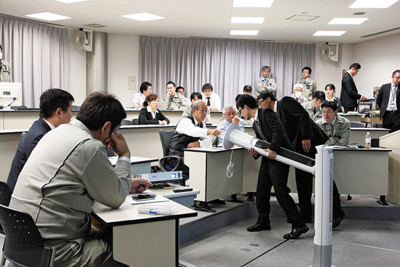 毎週月曜に企画会議が開かれ、大山健太郎社長らを前に社員がプレゼンする。優れたアイデアは素早く製品化される