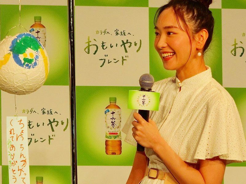 園児からの逆サプライズを受け、「本当に1個1個大変なんですよ！ 私の分まで作ってくれるなんて……」と新垣さん