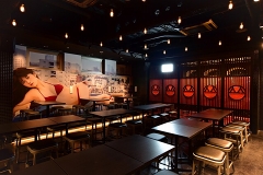 店内の一画、右側の赤い衝立の向こうにわずか5席の「週プレ酒BAR」がある