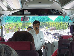バスの運転手がバスの設備などを紹介。「みなさん安心してください。このバス、トイレがついてますよ！」ととにかく明るい安村のギャグ風に説明すると、参加者からどっと笑いが。とにかく明るい安村は、高い年齢の方にも知名度が高いよう