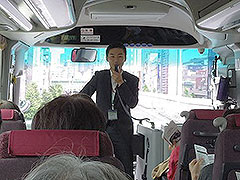 続いてクラブツーリズムの添乗員の河内良太さんが挨拶。入社2年目の若手で、この集合場所確認ツアーは毎回添乗しているそう。河内さんともう1人、辻加奈子さんが添乗員としてついている