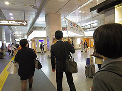 東京駅構内も旗の後ろを歩いてルートを確認する