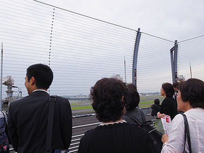 自由行動の時間、希望者は添乗員の案内してもらって展望台を見学。その間も空港までの交通手段など様々な質問が出る