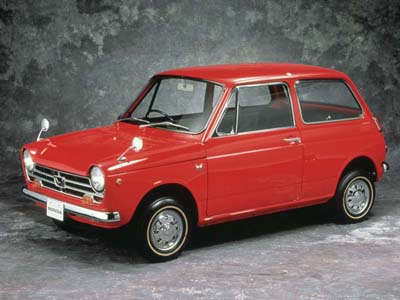 1967年に発売されたホンダの「N360」。前輪駆動による広い室内空間と、二輪技術をベースにした高出力エンジンで大ヒットした