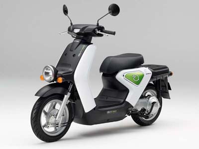 ホンダの電動バイク「EV-neo」。現在はリース販売専用車。二輪のクラスとしては、原付（50cc）とほぼ同じ