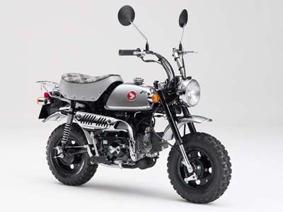 最終モデルとなるホンダの「モンキー・50周年スペシャル」。その昔ヒットしたメッキモンキーの現代版。全身メッキ加工のため非常に高価だが、最後らしいゴージャスなモデルとなった。500台限定で生産され、希望者はオーダー専用サイトから申し込む