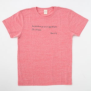 「Tシャツ」はブルーとピンクの2色、各3000円。ルノワールが遺した「絵は見るものじゃない。一緒に生きるものさ」という言葉が描かれている