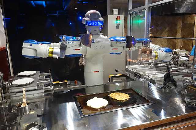 コテを手にお好み焼きを作るアンドリュー 日経クロストレンド コテを手にお好み焼きを作るアンドリュー 日経クロストレンド