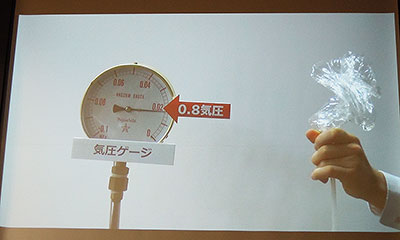 新たな真空ポンプをチルドルーム奥に配置して、約0.8気圧の真空環境をつくった。実験では約0.8気圧にすると1リットルのペットボトルがぺちゃんこに