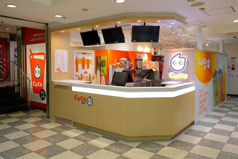 「CoCo都可（ココトカ）」は1997年に台北でスタート。現在は13の国と地域で3000店舗以上を展開する。2017年2月、東京・渋谷に日本1号店をオープン。その後、新宿、原宿、下北沢、町田の計5店舗を展開。2018年8月1日に6号店（新宿アルタ店）がオープン。乳製品、フルーツ以外の原材料はすべて台湾から直輸入している
