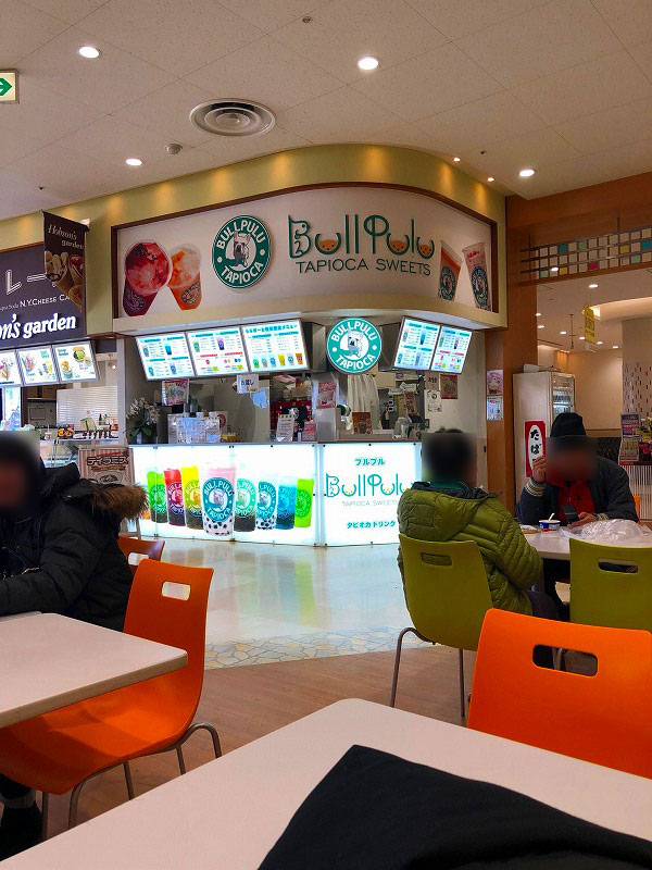 「BullPulu（ブルプル）」は2012年、亀有に１号店をオープンさせた日本生まれのブランド。現在、神奈川を中心に11店舗を展開。2018年8、9月にも新店舗をオープン予定。ミルクティーベース以外にも台湾茶など9種類のベースにそれぞれ数種類のバラエティがあり、タピオカドリンクだけで60種類以上ある。若年層をターゲットにしているため、他ブランドより価格を1～2割程度抑えている。価格帯は350～400円が中心
