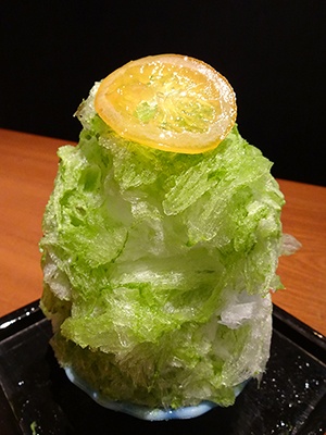 かき氷の中でも人気の高い「バジルレモンのかき氷」は、5000円のコースのデザートとして提供しているが、（小）780円で別注文もできる