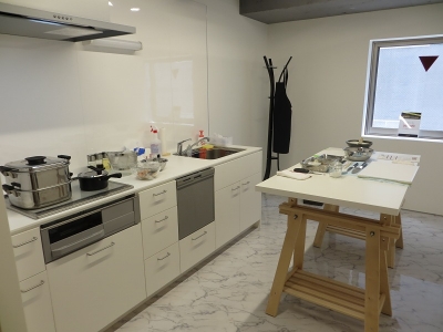 大きな部屋に集まって先生の手元を見る通常の料理教室と違い、キッチン設備がついた小さなブースが8室ある