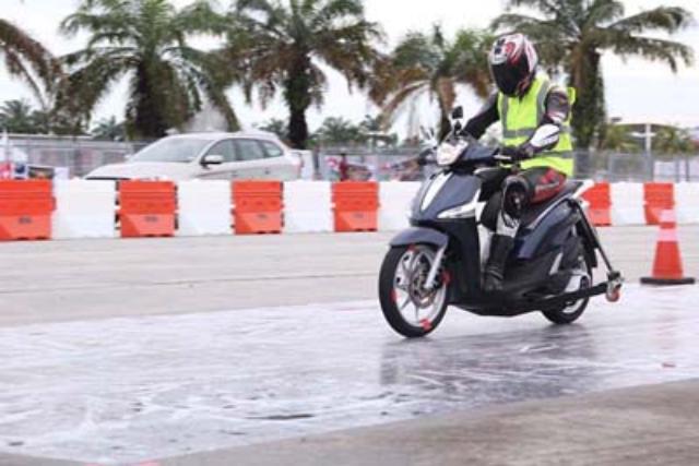 バイクに安全装置 Abs 義務化 なぜ搭載遅れた 4ページ目 日経クロストレンド