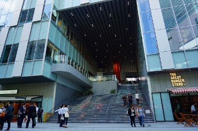 渋谷駅16b出口を出てすぐの場所にある稲荷橋広場。渋谷ストリームの2階につながる横長の大階段は、腰かけたりするくつろぎの場所としても使える