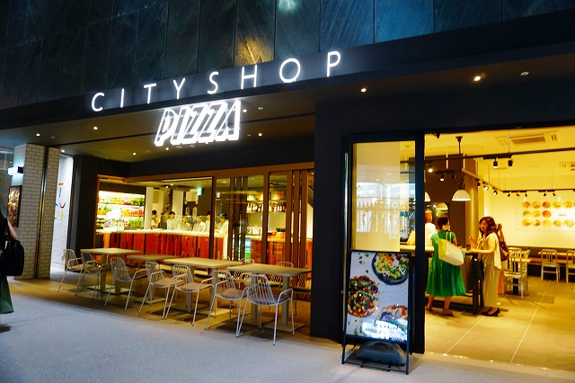 ベイクルーズグループのフレーバーワークスが展開するサラダ＆デリカテッセン「CITYSHOP」の新業態「CITYSHOP PIZZA」