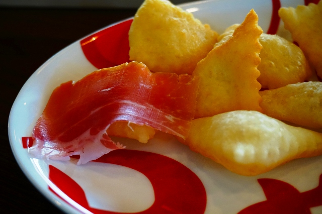 熱々の揚げパンに生ハムをのせて食べる。ディナータイムは税込み3000円前後を想定