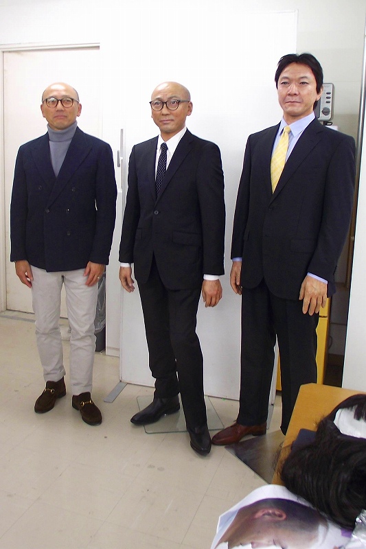 写真右からマネキンの山田相談役と稲葉専務。左端は実物の稲葉専務（画像提供：七彩）