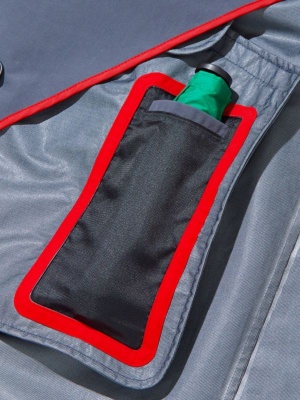ジャケットもコートも、同社の折り畳み傘専用の内ポケットを備えている