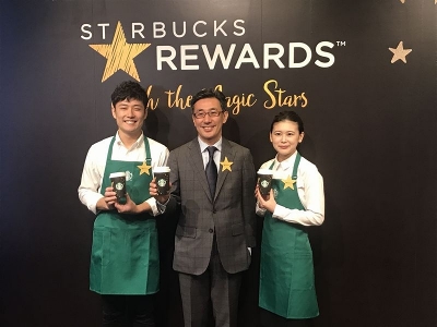 サービスの発表会に登壇したスターバックス コーヒー ジャパン代表取締役CEO（最高経営責任者）の水口貴文氏（中央）