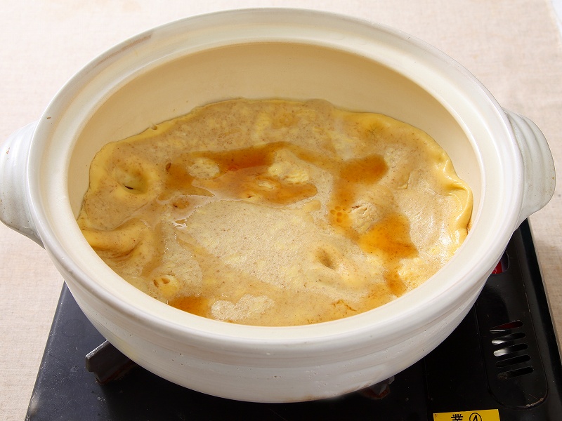 「ごま豆乳のメープル塩プリン仕立て」は、「ミツカン 〆まで美味しいごま豆乳鍋つゆ ストレート」を使用。具材をきれいに取り出したごま豆乳鍋つゆ2カップに卵5個、メープルシロップ大さじ2、牛乳大さじ2を加える。鍋のふちの部分が固まってきたらよく混ぜて、ふたをしてごく弱火で15～17分ほど加熱する。できたては、だしの香りが強いためプリンというよりは茶わん蒸しのような印象だったが、冷やしたものにシロップをかけたらかなりプリンに近い味に
